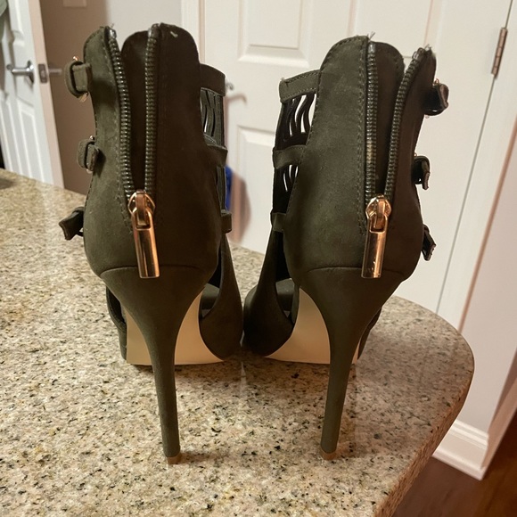 Gorgeous Olive Green Heels - Picture 6 of 7